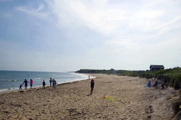 Монтаук Нью Йорк Июнь Гостей Пляжа Девушку Видели Летящим Воздушным Лицензионные Стоковые Изображения