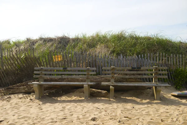 Surfer Bench Auf Grabenebenen Beach Montauk New York Hamptons Erosion Stockfoto