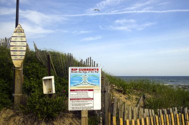 Uyarı ve sörfçü hendek Plains Montauk New York RIP geçerli kural beach kumulları üzerinde işaretler