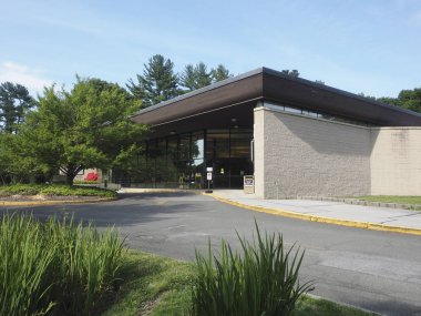 Chappaqua, New York-Haziran 26: Halk Kütüphanesi bahçeleri ve heykel ile bina girişinde Chappaqua, New York, ABD'de 26 Haziran 2018 üzerinde görülür.
