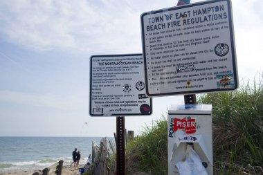 Montauk, 8 Haziran 2018 üzerinde görüldüğü gibi New York-Haziran 8:Beach düzenlemeler işareti ve plaj yangın Hendek ovaları, Montauk, New York, Hamptons kuralları.