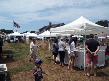 Montauk, New York-Temmuz 14: Alışveriş bakarak sanatçı ve esnaf el sanatları Fuarı'nda Montauk tarihsel toplum Craft ikinci Evi Müzesi gerekçesiyle 14 Temmuz 2018 üzerinde Montauk, Hamptons, Long Island, New York görülür.       