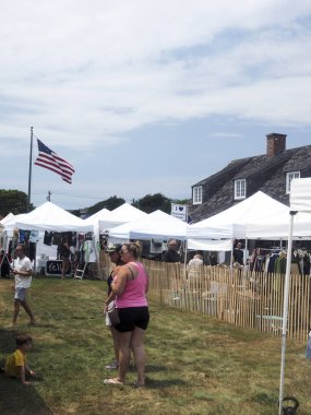 New York-Temmuz 14: Montauk tarihsel toplum el sanatları Fuarı'nda sanatçının ve artisan'ın el sanatları bakarak alışveriş görülür