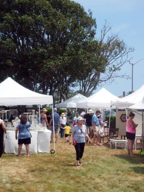 Montauk, New York-Temmuz 14: Alışveriş bakarak sanatçı ve esnaf el sanatları Fuarı'nda Montauk tarihsel toplum Craft ikinci Evi Müzesi gerekçesiyle 14 Temmuz 2018 üzerinde Montauk, Hamptons, Long Island, New York görülür.