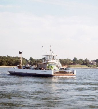 Shelter Island, New York-Temmuz 15: Barınak Adası Tekne yolcu ve arabalar Sag Harbor için Shelter Island, New York'ta Hamptons 15 Temmuz 2018 üzerinde alarak görülür feribot