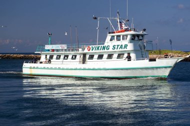 Montauk, New York-Ağustos 14: Viking Star Montauk Harbor Montauk, New York, Long Island'daki Hamptons'da 14 Ağustos 2018 yılına girerken görmüş Balık tutma parti Kiralık Tekne.