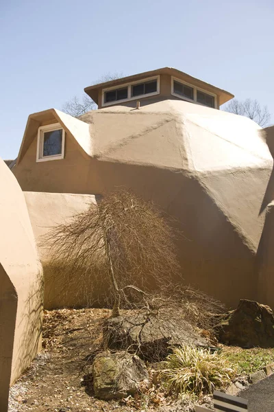 Domo Geodésico Casa Residencial Entorno Suburbano Arquitectura Ecológica —  Fotos de Stock