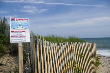 Hendek Plains giriş Montauk Long Island New York RIP geçerli uyarı işareti ile Hamptons'da plaj