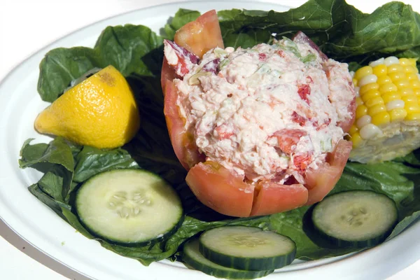 Salade Homard Farcie Dans Tomate Avec Laitue Tomate Concombre Sur — Photo