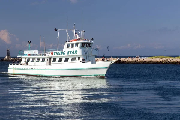 Montauk, New York-Ağustos 14: Viking Star Montauk Harbor Montauk, New York, Long Island'daki Hamptons'da 14 Ağustos 2018 yılına girerken görmüş Balık tutma parti Kiralık Tekne.