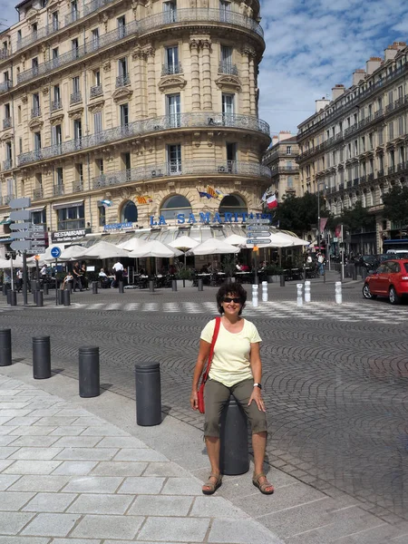 Redaktionella Marseille Frankrike brasserierestaurang på huvudvägen. — Stockfoto