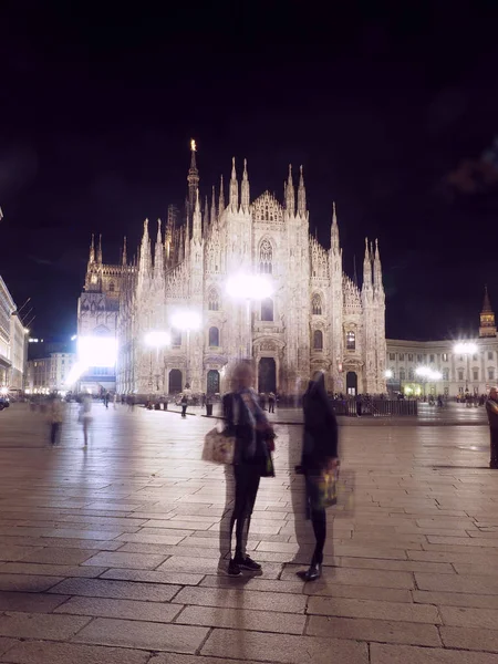 Redactionele Duomo Milan nacht toeristen — Stockfoto