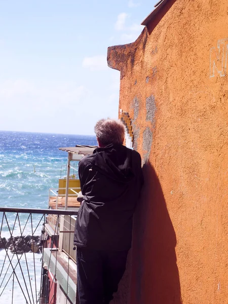 Denizde Riomaggiore Cinque bina eski waterfront tarafından görünen adam — Stok fotoğraf