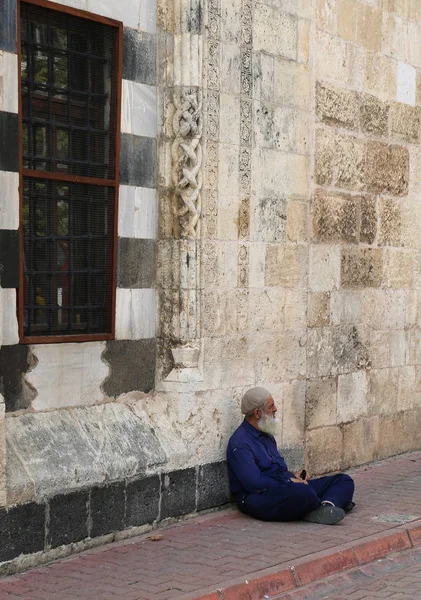 Adana Turquía Octubre Hombre Identificado Mendigando Dinero Por Mezquita Ulucami —  Fotos de Stock