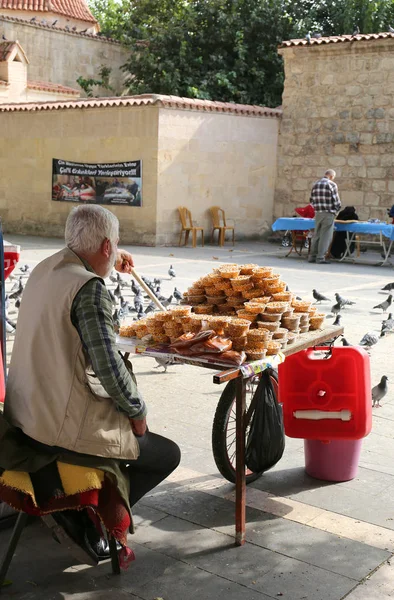 Hombre Identificado Vendiendo Comida Para Pájaros Para Palomas Frente Mezquita — Foto de Stock