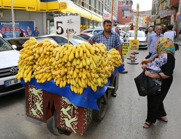 Unidentified Woman Buying Turkey Grow Bananas Anamur Muzu Vendor Adana — Stock Photo, Image