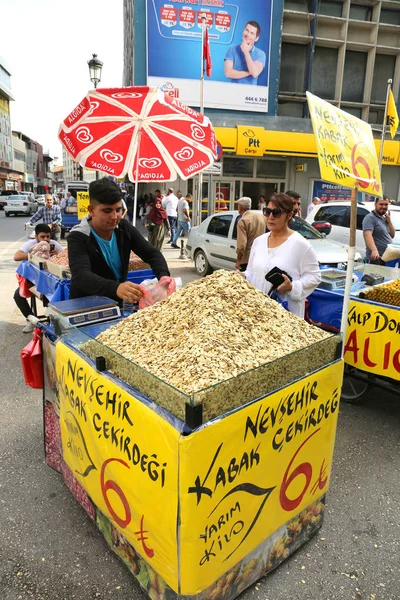 Donna Non Identificata Che Acquista Semi Zucca Venditore Adana Turchia — Foto Stock