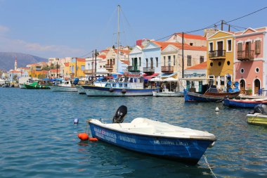 Kastellorizo, Yunanistan-Ağustos 10: renkli evler ve tekneler limanda. Ağustos 10,2018 Kastellorizo, Yunanistan.