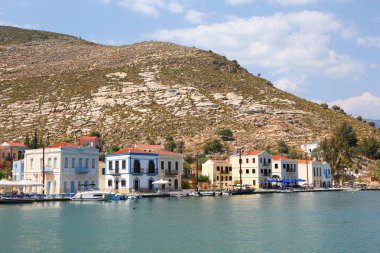 Kastellorizo, Yunanistan-Ağustos 10: renkli evler ve tekneler limanda. Ağustos 10,2018 Kastellorizo, Yunanistan.