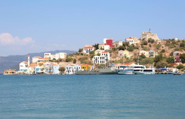 Port.August 10,2018 Kastellorizo, Yunanistan, Kastellorizo, Yunanistan-Ağustos 10:Navy gemi ve tekneler yanaştı.