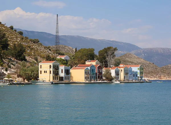 Kastellorizo 8月10日 港口五颜六色的房屋和船只 2018年8月10日 希腊卡斯特莱里佐 — 图库照片