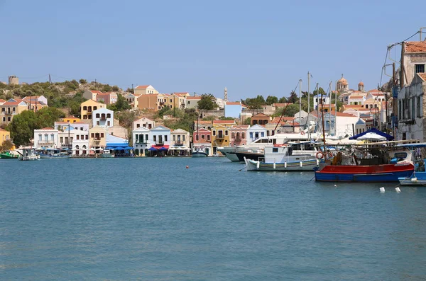 Καστελόριζο Ελλάδα Αύγουστος Πολύχρωμα Σπίτια Και Πλοία Στο Λιμάνι Αύγουστος — Φωτογραφία Αρχείου