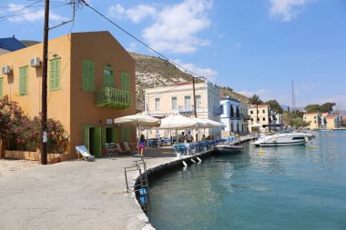 Kastellorizo, Yunanistan-Ağustos 10:Boats renkli evleri bağlantı noktasında tarafından bağlı. Ağustos 10,2018 Kastellorizo, Yunanistan.