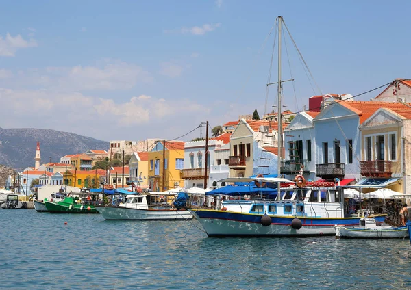 Kastellorizo ギリシャ カラフルな家や港で漁船 Kastellorizo ギリシャの 2018 — ストック写真