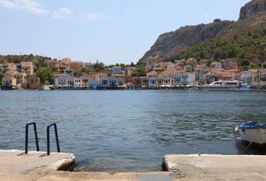 Kastellorizo, Yunanistan-Ağustos 10:Homes ve işletmeler bağlantı noktasında. Ağustos 10,2018 Kastellorizo, Yunanistan.
