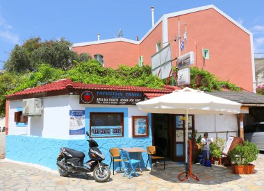 Kastellorizo, Yunanistan-Ağustos 10:Boy seyahat Agency.August 10,2018 Kastellorizo, Yunanistan ön Temizleme.
