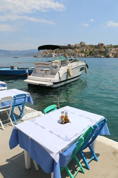 テーブルと椅子で Kastellorizo ギリシャの海 — ストック写真