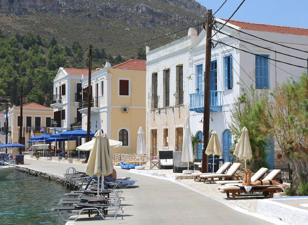 Kastellorizo, Yunanistan-Ağustos 10:Tourists güneş renkli evler tarafından zevk. Ağustos 10,2018 Kastellorizo, Yunanistan.