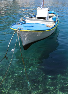 Kastellorizo Harbor, Yunanistan, Yunan bayrağı ile ahşap balıkçı teknesi