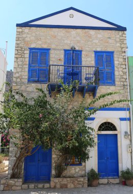 Mavi kapı ve mavi pencere kepenkleri Kastellorizo, Yunanistan ile eski ev