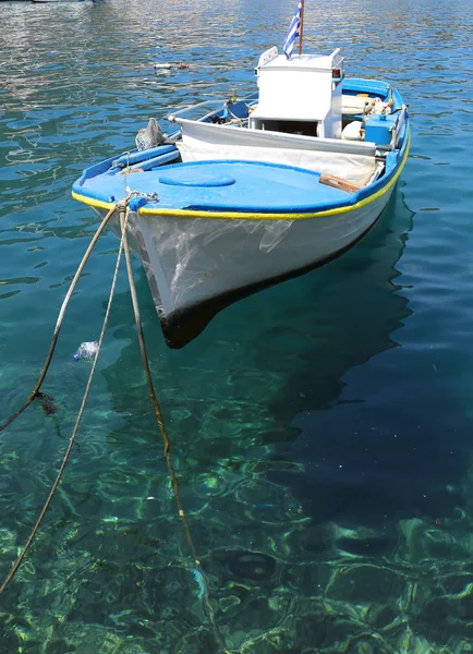 Ξύλινο Αλιευτικό Σκάφος Ελληνική Σημαία Στο Λιμάνι Καστελόριζο Ελλάδα — Φωτογραφία Αρχείου