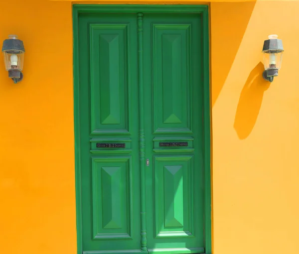 Edifício Amarelo Com Porta Verde Kastellorizo Grécia — Fotografia de Stock