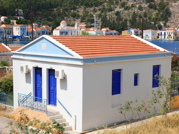 希腊卡斯特洛里佐的带蓝门和窗户百叶窗的房子 — 图库照片