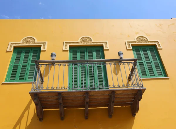 Sarı Bina Balkonlu Yeşil Pancurlar — Stok fotoğraf