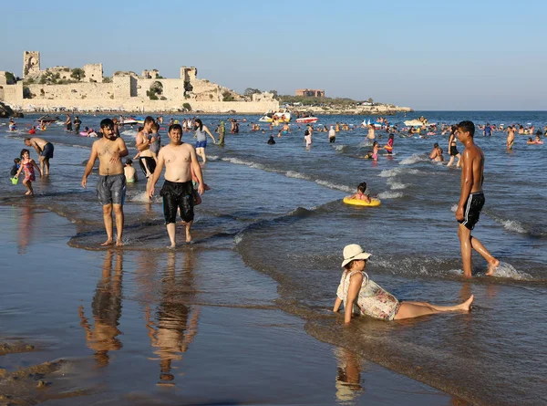 Kizkalesi Mersin Turkiet Augusti People Njuter Havet Vid Kizkalesi Beach — Stockfoto