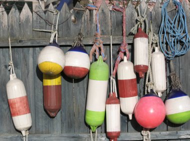 Renkli plastik kuru çitlere asılmış şamandıralar