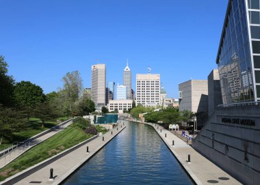 Indianapolis, Indiana, ABD-Mayıs 23:Indiana Devlet Müzesi ve Downtown.May 23,2016 Indianapolis, Indiana, ABD.