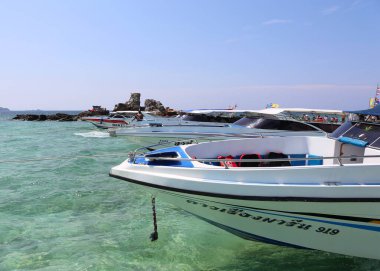 Phuket, Tayland-Nisan 03.2016: Kimliği belirsiz kişiler Tayland Bayraklarıyla sürat teknesinde oturuyor ve Khai nai Adası 'nda kalkışı bekliyor.