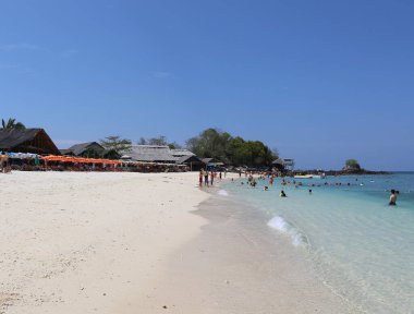 Phuket, Tayland-Nisan 03.2016: Kimliği belirsiz Asya turistleri yüzüyor, güneşleniyor ve Khai nai Adası 'nda duruyor