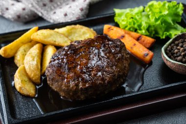 Japon Hamburg Bifteği, patates, sebze veya pilav ile servis edilen popüler bir ızgara et köftesi..