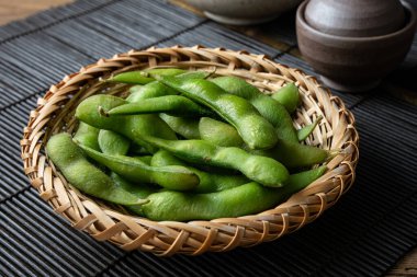 Edamame, Japon mutfağında aperatif ya da aperatif olarak yenen bir fasulye türüdür..