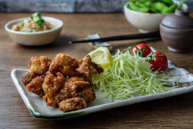 Karaage kızarmış tavuk, Japonya 'da popüler bir fast food, yağda kızartılmış tavuk butlarından oluşur.. 