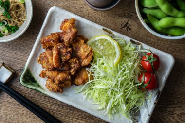 Karaage kızarmış tavuk, Japonya 'da popüler bir fast food, yağda kızartılmış tavuk butlarından oluşur.. 