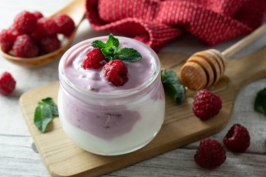 Sağlıklı ahududu yoğurdu. Taze ahududularla süslenmiş..