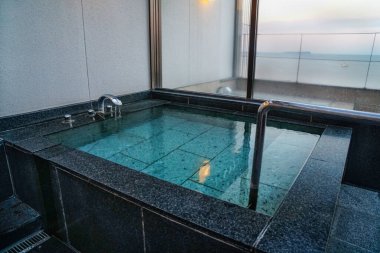 Kapalı Japon kaplıcaları banyosu (onsen).