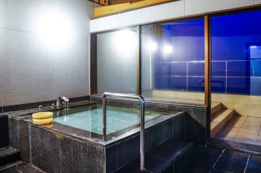 Kapalı Japon kaplıcaları banyosu (onsen).